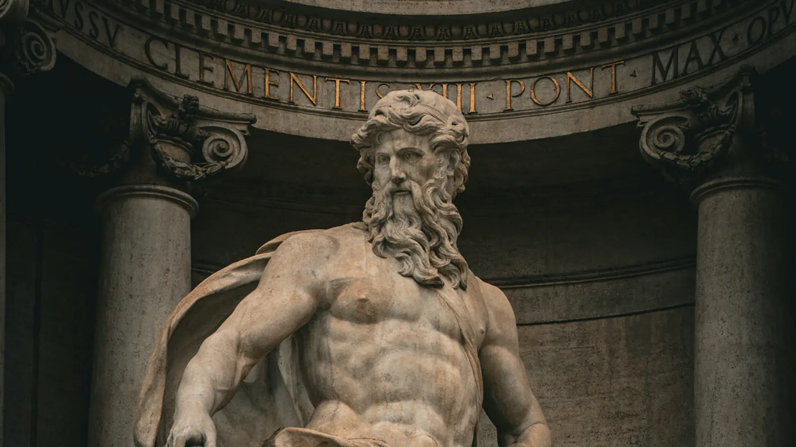 Escultura de Netuno na Fontana di Trevi, em Roma